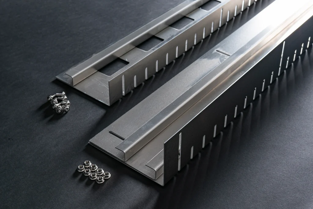 Dieses Bild zeigt die Auslieferungsform der höhenverstellbaren Kiesleisten.